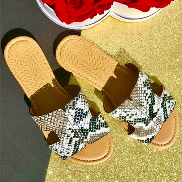 👓Best In Class 🌟 Snakeskin Slide Sandals 🎯 - Picture 3 of 4